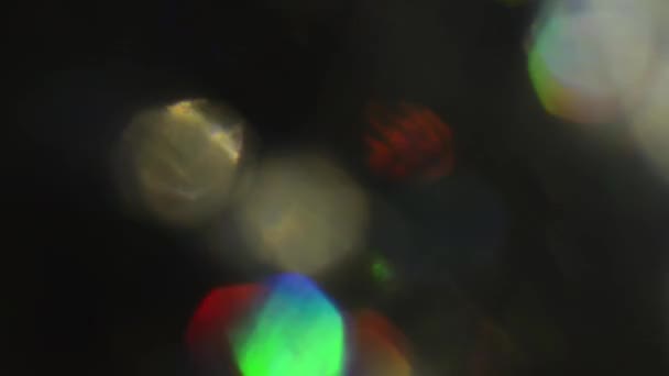 Glinsterende veelkleurige reflecties van een holografisch folie. — Stockvideo