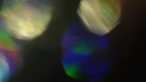 Multocolored rgb 홀로그램 무지개 빛깔의 포 일 빛 누출. — 비디오