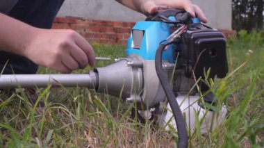 Genç adam dize düzeltici parçalarını montajı.