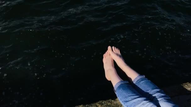 Schöne weibliche Beine auf der Seebrücke am Meer. — Stockvideo