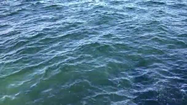 Ondas salpicantes, vista de ondulado água do mar preto . — Vídeo de Stock