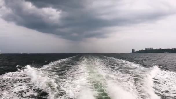 Hızlı hareket eden motorlu teknenin arkasındaki su yüzeyinde iz.. — Stok video