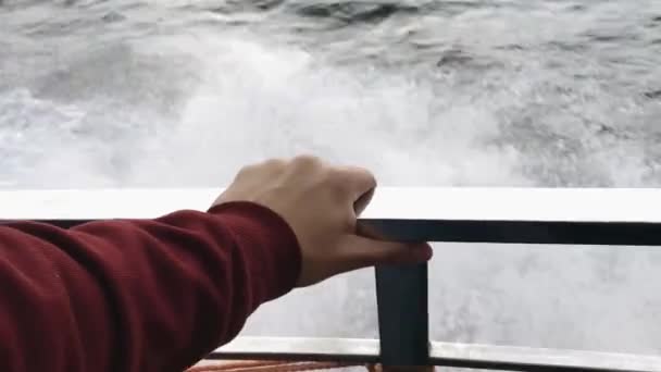 一个人的手在游艇的栏杆上反对海水的背景 慢动作 — 图库视频影像