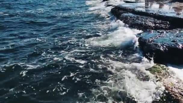 Espetacular furo de maré, uma onda rolou sobre as rochas . — Vídeo de Stock