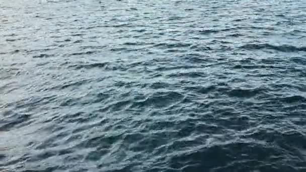 Surface de la mer depuis un pont d'outre-mer .