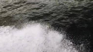 Hızlı hareketli motorlu tekne yakınındaki su yüzeyinde iz.