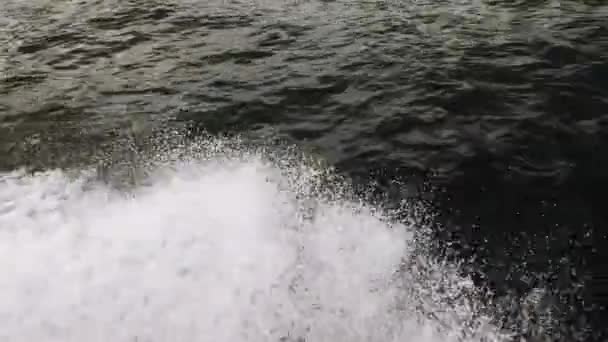 Sentier sur la surface de l'eau près du bateau à moteur en mouvement rapide .