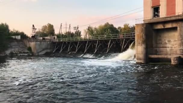 Water stroomt vanaf de dam. — Stockvideo