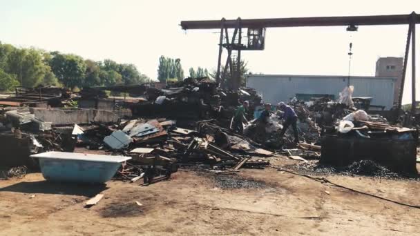 SUMY, UKRAINE - 17 SEP 2018 : Les travailleurs trient les déchets dans un dépotoir municipal . — Video