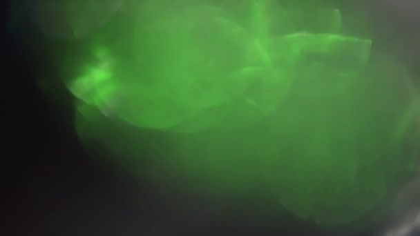 Blandning av gröna och holografiska mångfärgade ljus läcker. — Stockvideo