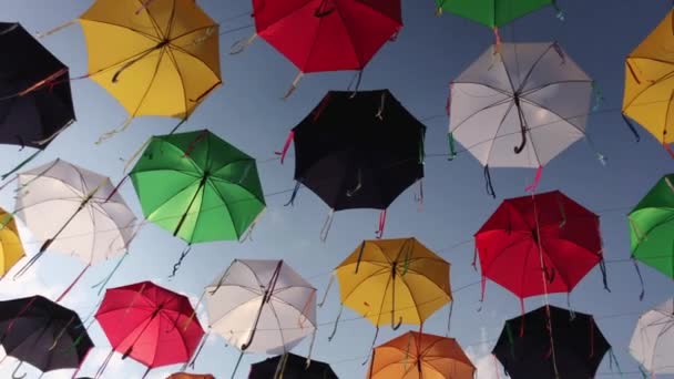 Panela de guarda-chuvas coloridos no céu. Decoração de rua . — Vídeo de Stock