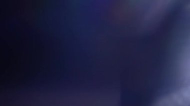 Soğuk ton. Işık sızıntıları, folyo holografik yansımaları, kristal öğeler.