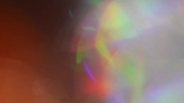 Sıcak ışık ve holografik neon yansımaları karışımı.