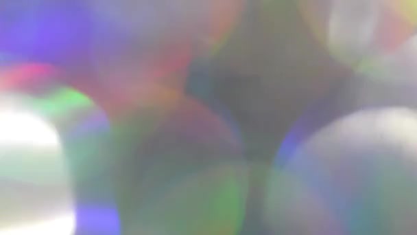 Mezcla de un hermoso bokeh perly y fugas de luz de lámina iridiscente holográfica . — Vídeo de stock