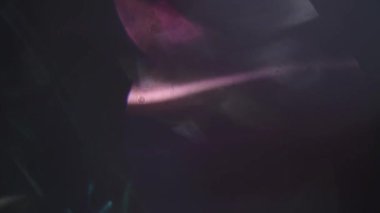 Karanlıkta yanıp sönen fütüristik renkli bokeh. Arka plan parlayan.