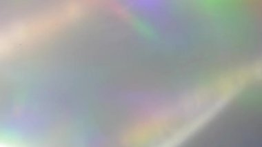 Mendil gümüş ve holografik yanardöner bokeh ile hızlı hareketli ışık sızıntıları ve lens flare.