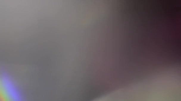 光遷移とレンズ フレアのシルバーとホログラムの虹色ボケとワイプ. — ストック動画