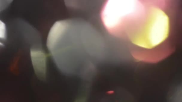 Clarissas holográficas festivas em folha iridescente. Superfície futurista e um fundo abstrato brilhante . — Vídeo de Stock