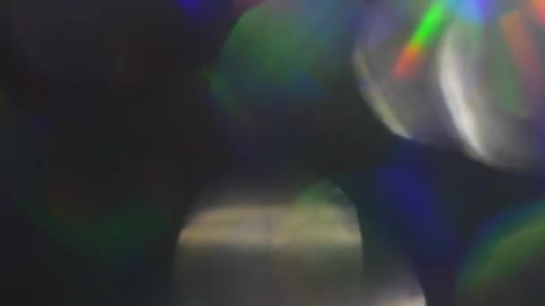 Folha iridescente multicolorida holográfica. Superfície brilhante colorido e brilhante fundo abstrato . — Vídeo de Stock