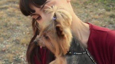 Mutlu kız ve sevimli köpek Yorkshire korkunç gün batımında sonbahar Park'ta açık havada poz.