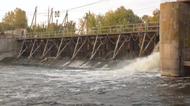 Water stroomt vanaf de dam. — Stockvideo