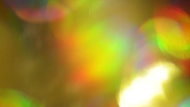 Regenboog holografische achtergrond voor een creatief project. Dromerige sfeer, natuurlijke reflecties. — Stockvideo