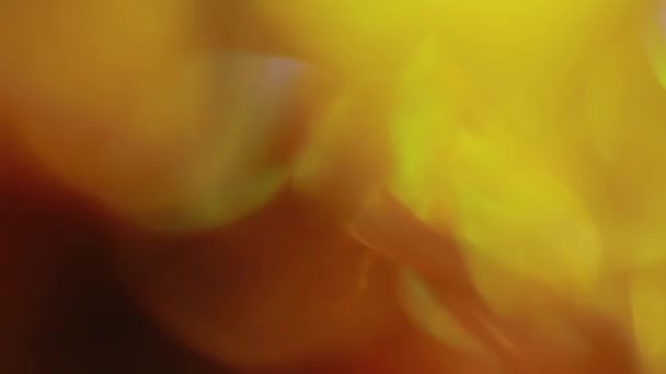 Jeu coloré de lumière chaude traversant un prisme .