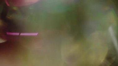 Festival renk patlamaları, yansımalar holografik folyo, bulanık Noel ışıkları.