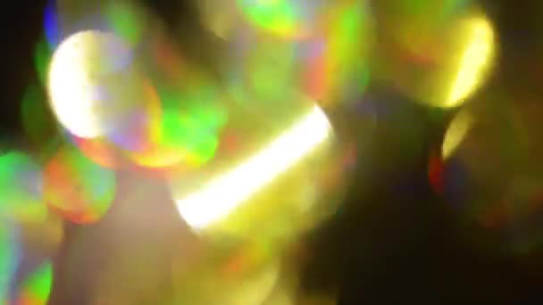 Defokussierte Partikel aus mehrfarbiger Folie, kreativer holographischer Hintergrund. — Stockvideo
