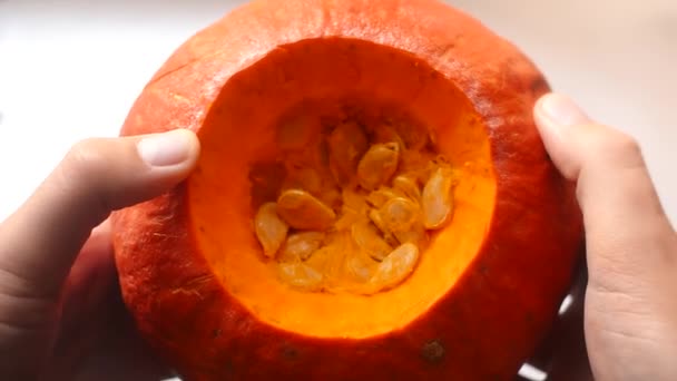 Mans Ręce Pokazuje Miąższ Pestki Dyni Gotowanie Dziękczynienia Kolację Pumpking — Wideo stockowe