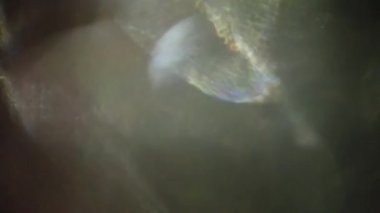 Holografik rüya gibi hafif sızıntı geçiş efekti.