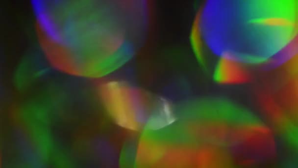 Colorato gioco di luce che passa attraverso un prisma di vetro. Riflessi olografici su lamina iridescente . — Video Stock