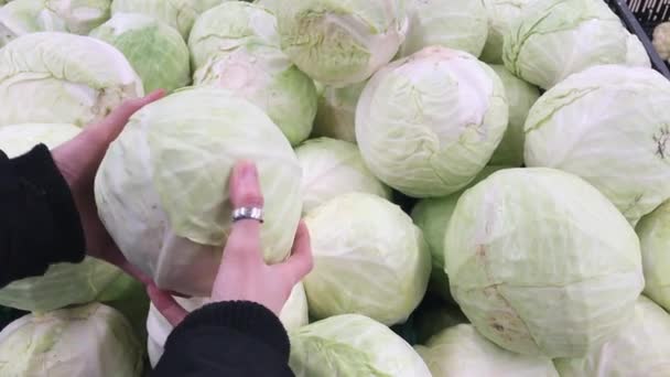 Kvinna att välja kål på marknaden. Rå mat, veggie koncept. — Stockvideo