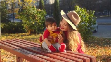 Mutlu bir aile kavramı. Anne ve kızı, çok etnik gruptan oluşan çocuk dışında oynarken.