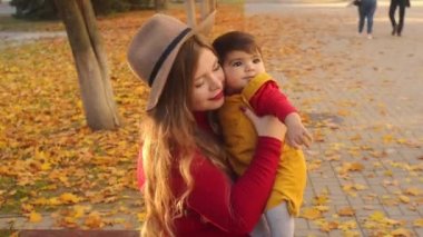 Mutlu genç beyaz anne anne çok ırklı kızı dışarıda eğleniyor.