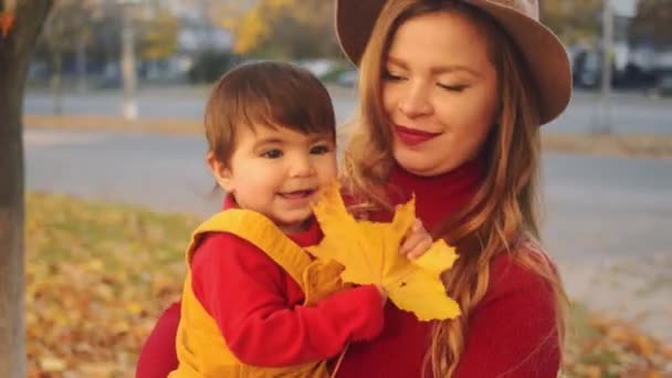 Feliz familia interracial. Joven madre caucásica y su bebé de raza mixta divertirse al aire libre . — Vídeo de stock