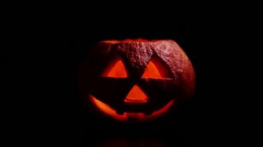 Halloween Jack olantern. Mum içinde belgili tanımlık karanlık tarafından oyulmuş kabak yaktı.