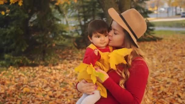 休闲异族家庭。时髦的母亲和她的混合种族婴孩在秋季公园乐趣. — 图库视频影像