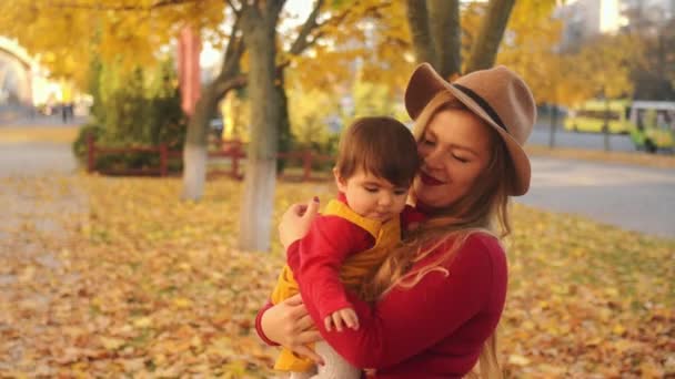 Sex tussen verschillendre rassen en gelukkige familie. Jonge Kaukasische moeder en haar baby van gemengd ras buitenshuis plezier. — Stockvideo