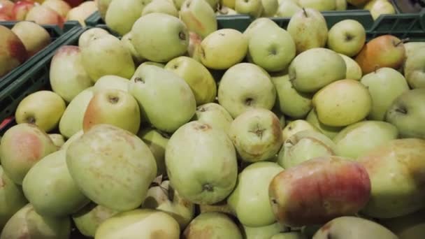 Um monte de maçãs verdes empilhadas no supermercado . — Vídeo de Stock
