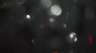 Harika çok renkli ışık çarpıtma ve renkler karanlıkta. Ağır çekim görüntüleri.