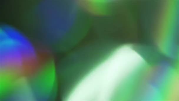 Блестящие голографические блики на радужной фольге . — стоковое видео