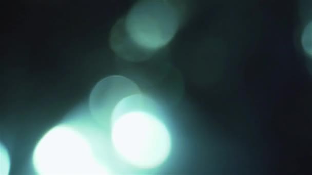 Kalte Töne bokeh. holographische Blendung auf Folie. eine mehrfarbig glänzende futuristische Oberfläche. — Stockvideo