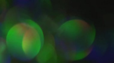 Doğal parlak holografik ışık yanardöner folyoyu sızdırıyor. Ağır çekim.