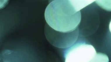 Soğuk renk ışık sızıntıları, folyo holografik yansımaları, kristal öğeler.