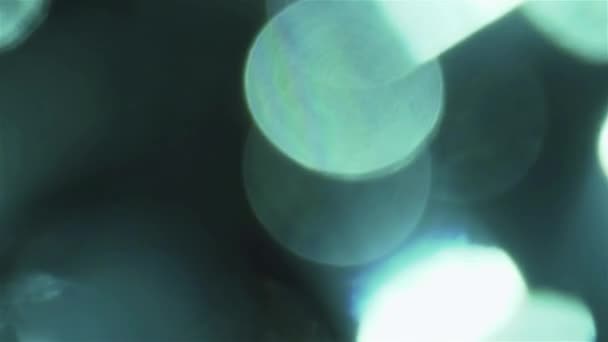 Chladný odstín světlo úniky, holografické fólie odrazy, crystal prvky. — Stock video