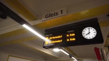 Berlin, Almanya - 22 Kasım 2018: Tren kalkış saat Yönetim Kurulu, metro. Berlin taşıma sistemi.