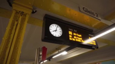 Berlin, Almanya - 22 Kasım 2018: Metro kalkış saat yönetim kurulu. Berlin taşıma sistemi.