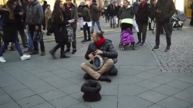 Berlin, Almanya - 24 Kasım 2018: Sokak müzisyen etnik davul darbuka çalıyor.