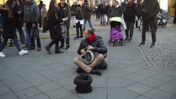 BERLINO, GERMANIA - 24 NOV 2018: Il musicista di strada suona il tamburo etnico darbuka . — Video Stock